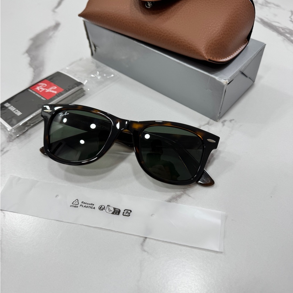 NEW Ray-Ban Wayfarer Unisex Sunglasses - Picture 2 of 10